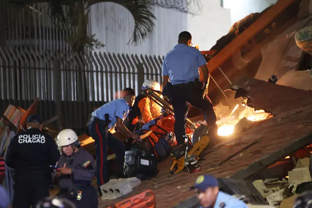 Rescatistas buscan víctimas en el edificio dañado Saturno en Los Palos Grandes después de que un terremoto de magnitud 7.2 sacudiera Venezuela y otras regiones del Caribe el 24 de junio de 2026 en Caracas, Venezuela. Según el Servicio Geológico de EE. UU. (USGS), el terremoto principal fue seguido por una réplica de magnitud 7.5 menos de un minuto después; aunque algunos edificios colapsaron, el número de víctimas sigue siendo desconocido. (Foto de Edilzon Gamez/Getty Images)