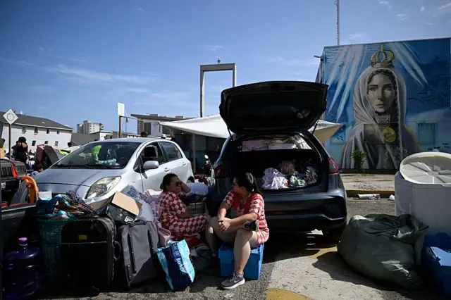 Venezolanos en un estacionamiento