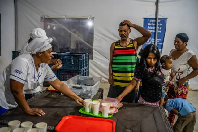 Entrega de comida a migrantes venezolanos a través del Programa Mundial de Alimentos.