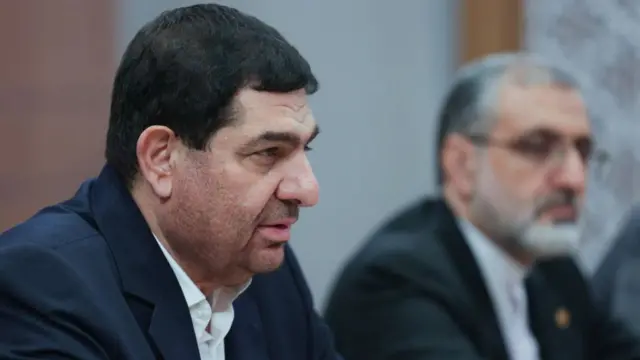 محمد مخبر با کت آبی و پیراهن سفید