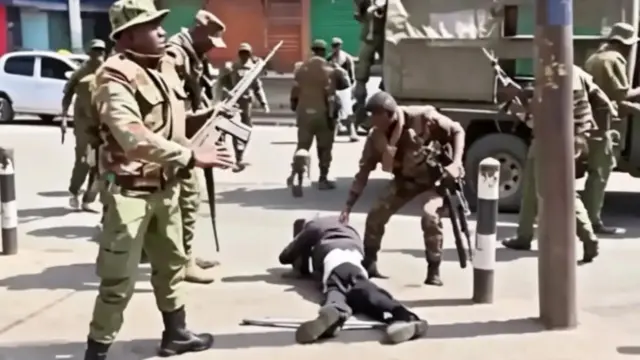 Mwanamume aliye na ulemavu akibebwa na kupelekwa kwa gari la polisi Nakuru, Kenya