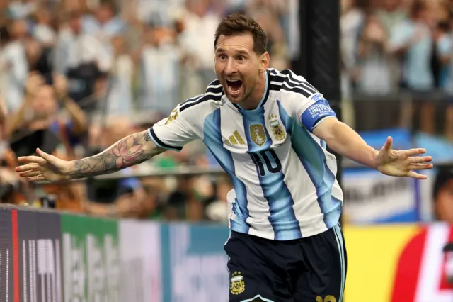 ليونيل ميسي يحتفل بعد تسجيله الهدف الثاني له في شباك منتخب النمسا ضمن منافسات كأس العالم 2026