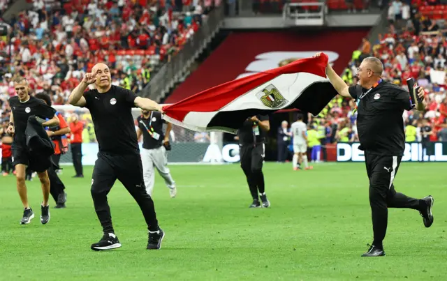 مدرب منتخب مصر، حسام حسن، يحتفل بعد الفوز على نيوزيلندا برفع العلم المصري ضمن منافسات كأس العالم