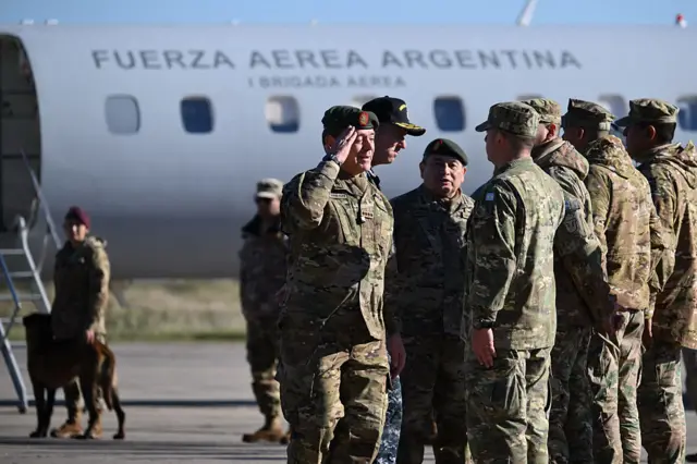 El ministro de Defensa de Argentina, el teniente general Carlos Presti (izq.), saluda al personal de rescate de las fuerzas armadas argentinas antes de que aborden un avión Embraer ERJ 140 de la Fuerza Aérea Argentina en la Base Aérea El Palomar, en las afueras de Buenos Aires, Argentina, el 26 de junio de 2026, mientras parten hacia Venezuela para ayudar en las operaciones de rescate tras los mortales terremotos. El número de muertos por dos potentes terremotos que devastaron Venezuela a principios de esta semana ascendió a 920 el 26 de junio, según dijo el presidente de la Asamblea Nacional, Jorge Rodríguez. (Foto de Luis ROBAYO / AFP vía Getty Images)
