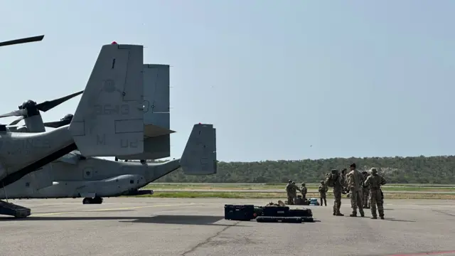 Agentes de las Fuerzas Armadas de EE.UU. en la pista de aterrizaje, junto a aviones estadounidenses