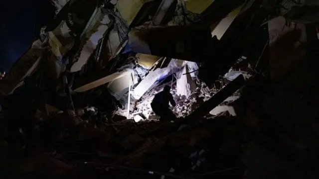 Una persona busca entre los escombros en Caraballeda.