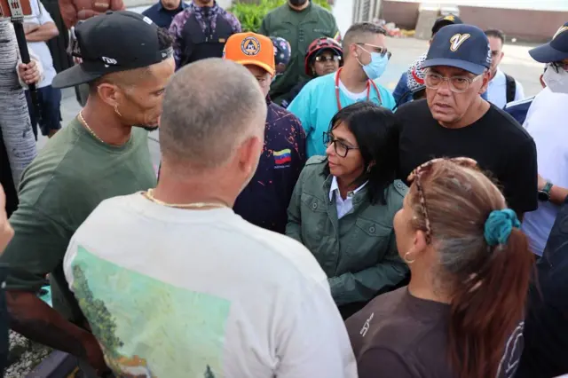 Delcy Rodríguez, Jorge Rodríguez y Diosdado Cabello reunidos con habitantes de Macuto.
