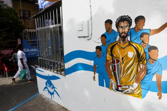جدارية تصور حارس المرمى لمنتخب الرأس الأخضر، فوزينيا، في أحد الشوارع في برايا في الرأس الأخضر