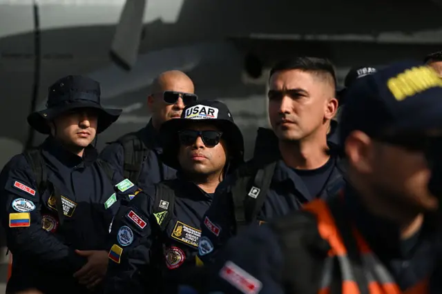 Miembros del escuadrón colombiano de Búsqueda y Rescate Urbano (USAR) se encuentran en la pista al llegar al aeropuerto internacional Simón Bolívar en La Guaira, Venezuela, el 26 de junio de 2026, después de los mortales terremotos. Usando equipo pesado o sus propias manos, rescatistas y voluntarios buscaron sobrevivientes del doble terremoto en Venezuela, que oficialmente ha dejado 589 muertos y, según estimaciones, miles desaparecidos. (Foto de Federico PARRA / AFP vía Getty Images)