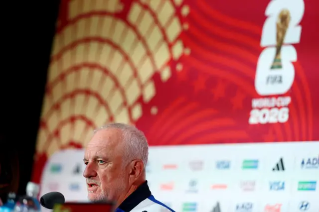 المدرب الأسترالي للمنتخب العراقي غراهام أرنولد يتحدث خلال مؤتمر صحفي