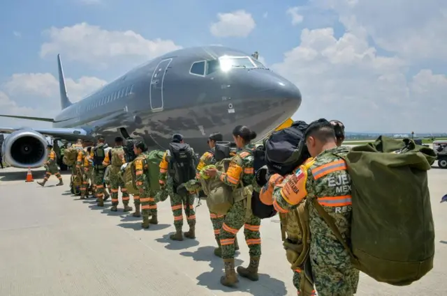 Personal de búsqueda y rescate abordan un avión