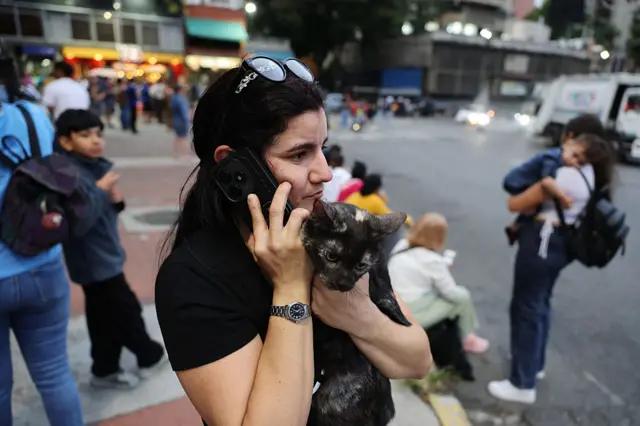 Una mujer llamando por teléfono tras los terremotos en Venezuela