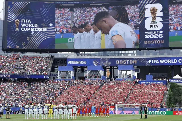 Futbolistas de Noruega y Francia hacen un minuto de silencio antes de comenzar el partido en el estadio de Boston por el Mundial 2026.
