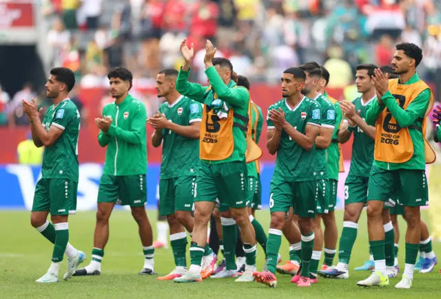 لاعبو منتخب العراق يصفقون للجماهير بعد هزيمة فريقهم 0-5 أمام السنغال وخروجه من كأس العالم