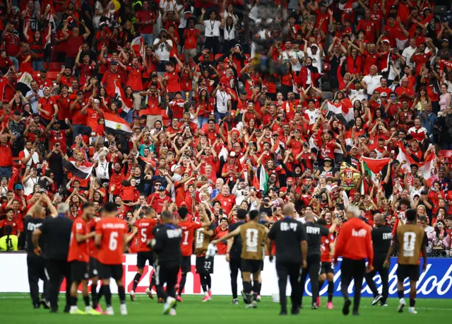 لاعبو مصر يحتفلون مع جماهيرهم بعد الفوز على نيوزيلندا