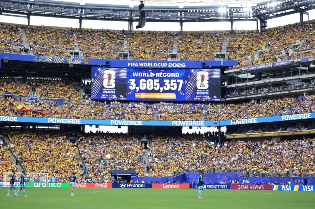 صورة تُظهر على الشاشة رقماً قياسياً عالمياً في الحضور بلغ 3,605,357 متفرجاً خلال مباراة بين الإكوادور وألمانيا ضمن منافسات كأس العالم 2026.