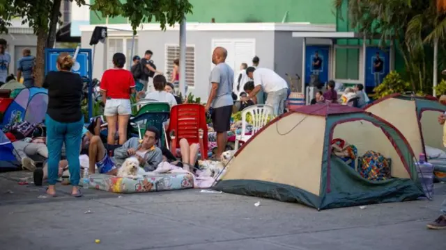 Se han instalado tiendas de campaña en la ciudad de Catia La Mar mientras los equipos de rescate continúan buscando sobrevivientes.