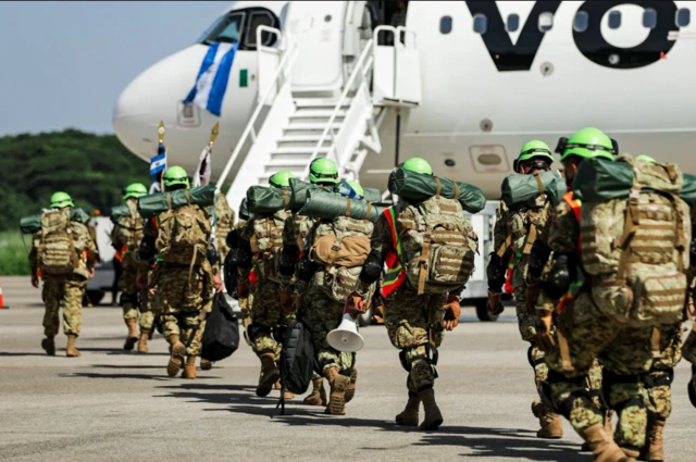 Rescatistas salvadoreños a punto de abordar un avión rumbo a Venezuela.