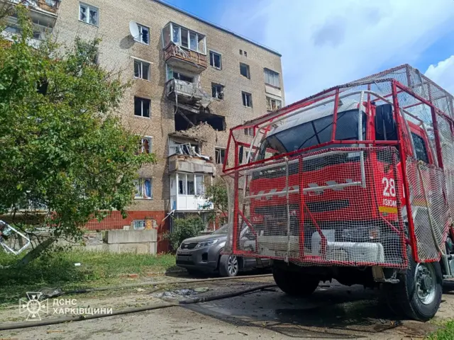Под удар в Изюме попал многоквартирный дом