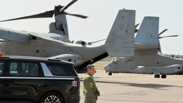 Avión del Cuerpo de Marines de Estados Unidos en la pista aérea del aeropuerto de Maiquetía
