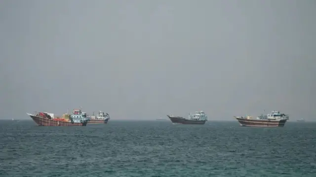 Ubwato bune buriko burakurikirana mu muhora wa Hormuz