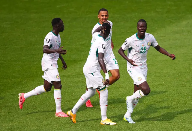les joueurs sénégalais célèbrent le but de Gueye