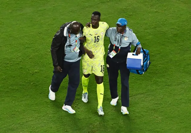 الحارس السنغالي، إدوارد ميندي، خلال خروجه مصاباً خلال المواجهة أمام النرويج في بطولة كأس العالم 2026
