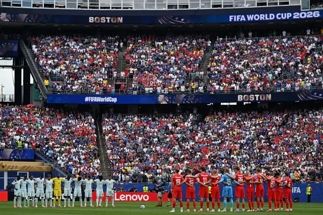 Futbolistas de Noruega y Francia hacen un minuto de silencio antes de comenzar el partido en el estadio de Boston por el Mundial 2026.