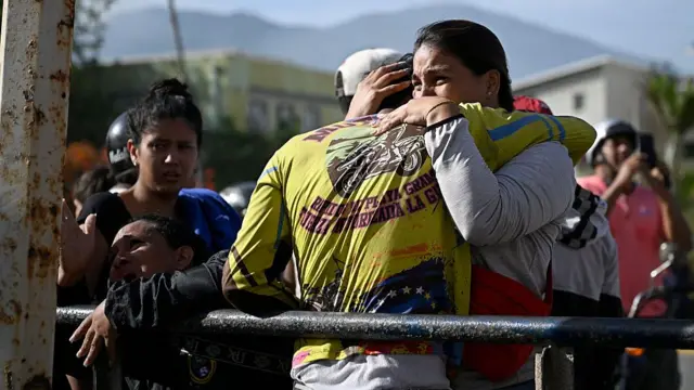 Personas llorando se abrazan