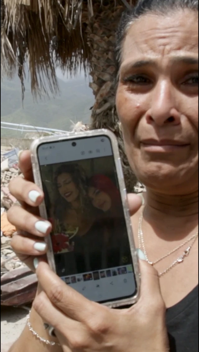 Natacha Díaz mostrando la foto de sus hijas