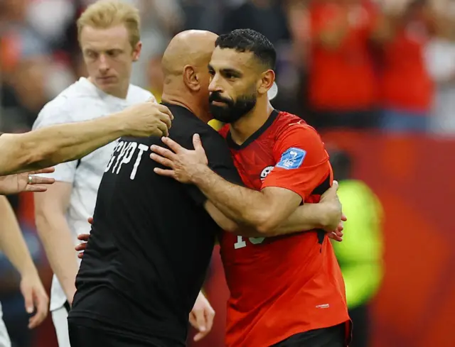 مدرب مصر حسام حسن مع نجم المنتخب المصري محمد صلاح