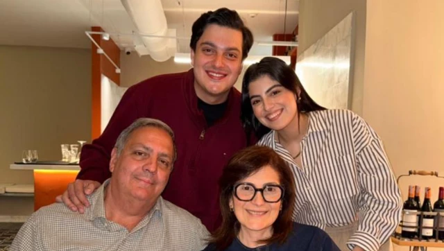 Marianella Cremi, detrás a la derecha, junto con su hermano Juan Diego, a la izquierda, y los padres de ambos en una reunión familiar.