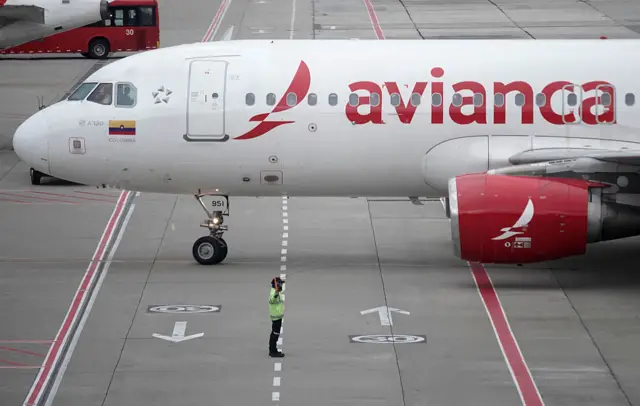 Un avión de Avianca se encuentra en la pista del aeropuerto El Dorado en Bogotá el 28 de noviembre de 2025. La aerolínea colombiana Avianca informó el viernes de 'interrupciones significativas' en sus vuelos debido a una actualización obligatoria del software de Airbus que afecta al 70 por ciento de la flota de la compañía. (Foto de Sergio Yate / AFP vía Getty Images)