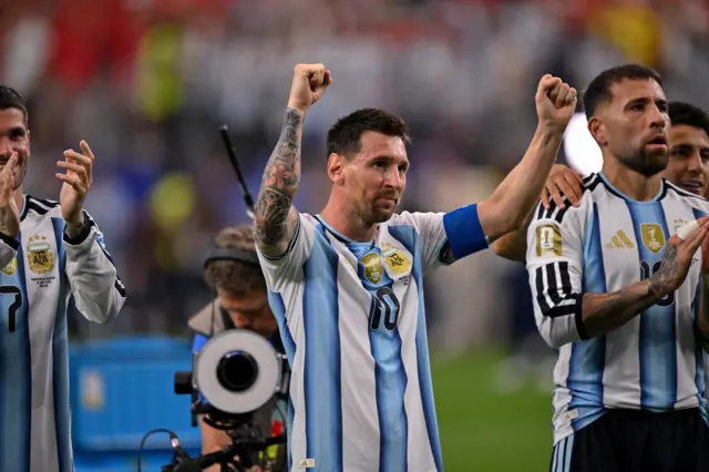النجم الأرجنتيني ليونيل ميسي يحيي الجماهير بعد الفوز على النمسا ضمن منافسات كأس العالم 2026