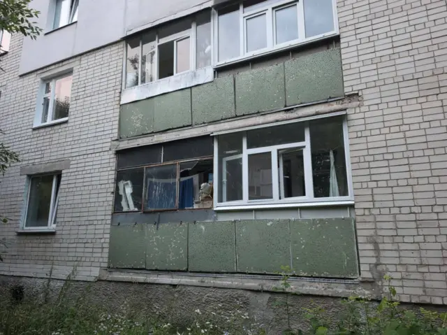 Дом с поврежденными окнами