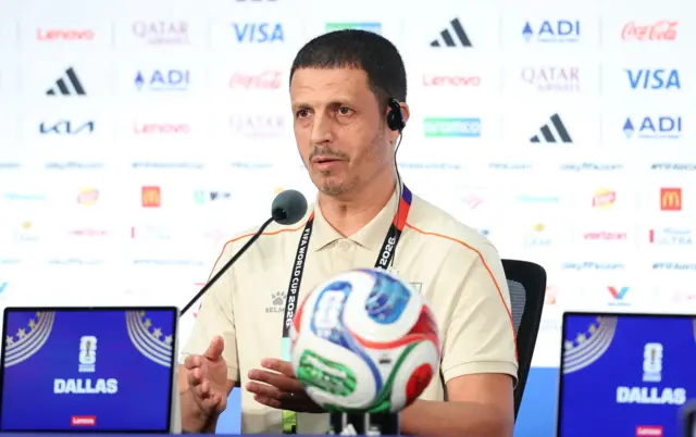 المدرب المغربي للمنتخب الأردني، جمال السلامي، يتحدث خلال مؤتمر صحفي