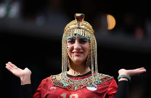 هواداران مصر با لباس‌ها و گریم فراعنه و کلئوپاترا آمده‌آند