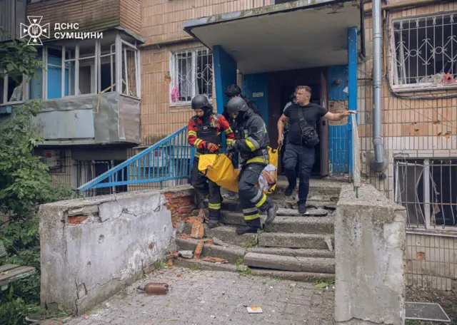 В результате атаки поврежден жилой пятиэтажный дом, сообщили спасатели