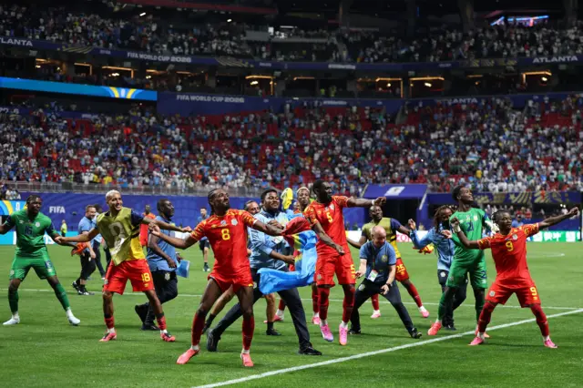 احتفال لاعبي الكونغو الديمقراطية بعد الفوز الأول في كأس العالم على حساب أوزبكستان في ملعب أتلانتا