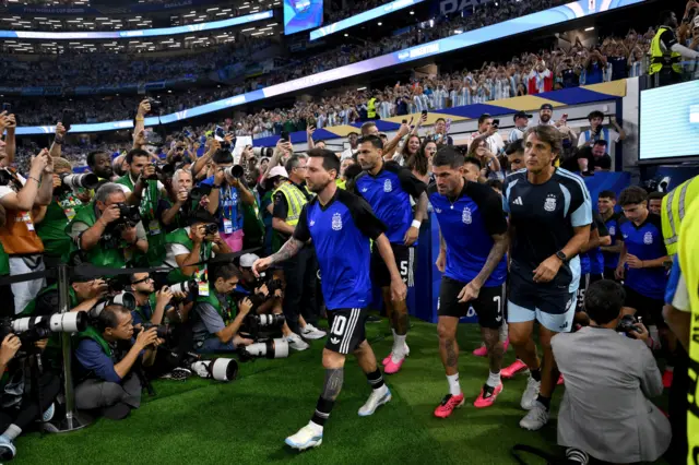 دخول لاعبي الأرجنتين بقيادة ليونيل ميسي إلى أرض الملعب للإحماء قبل مباراة أمام الأردن