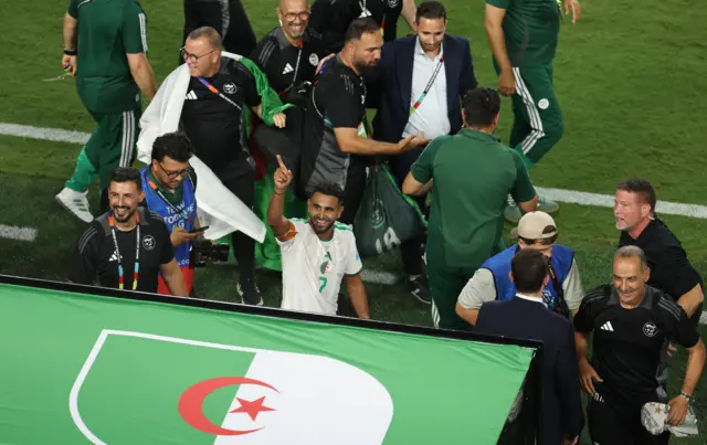 رياض محرز يحتفل مع الجماهير بعد التعادل مع النمسا