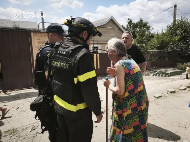 Спасатели помогают пожилой женщине