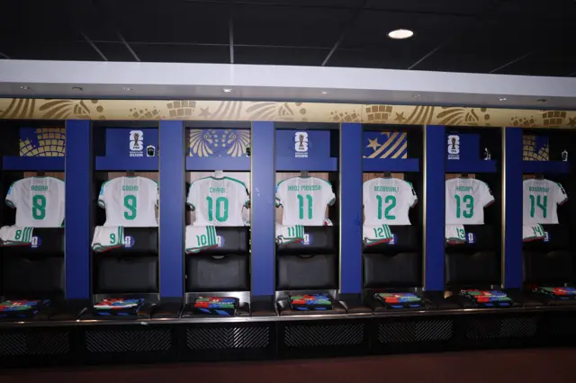 صورة من داخل غرفة ملابس المنتخب الجزائري قبل المباراة أمام النمسا على ملعب كانساس سيتي