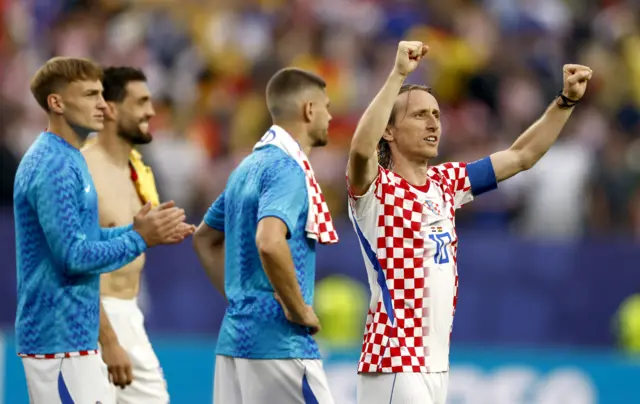 لوكا مودريتش يحتفل مع زملائه بعد الفوز على غانا في كأس العالم 2026