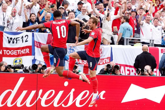 Jude Bellingham da Harry Kane sun yi murna.