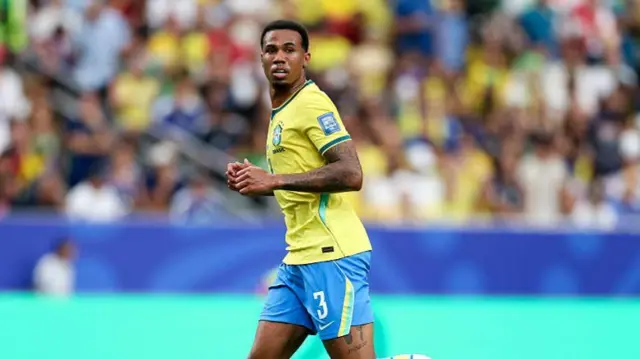Gabriel Magalhaes #3 na Brazil yana kallo yayin wasan gasar cin kofin duniya ta FIFA 2026 Round Of 32 tsakanin Brazil da Japan.