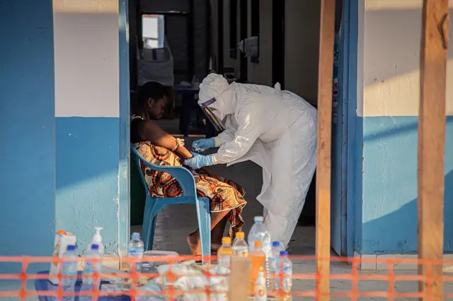 Umukozi wo kwa muganga afata ibipimo ku murwayi urwaye indwara ya Ebola mu kigo nderabuzima cya Centre Médical Évangélique (CME) cyita ku barwayi ba Ebola, giherereye i Bunia mu ntara ya Ituri, mu burasirazuba bwa Repubulika ya Demokarasi ya Congo, ku itariki ya 23 Kamena(6) mu 2026