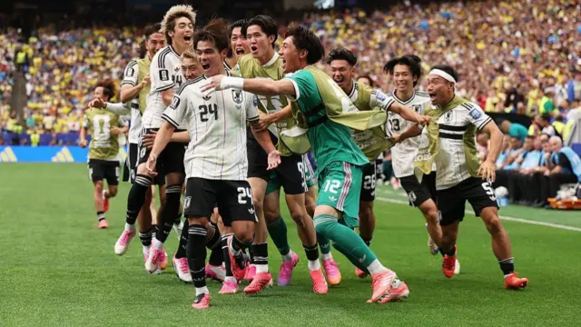 Kaishu Sano #24 na Japan yana murna tare da abokan aiki bayan ya zira kwallo ta farko a gasar cin kofin duniya ta FIFA 2026 Round Of 32 tsakanin Brazil da Japan.