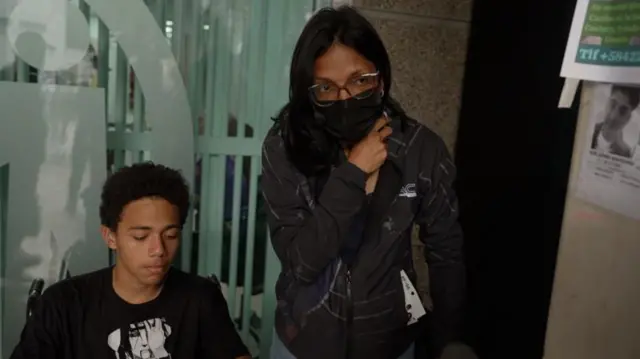 Ángel Paredes, de 12 años, fotografiado junto a su madre, Ruth.