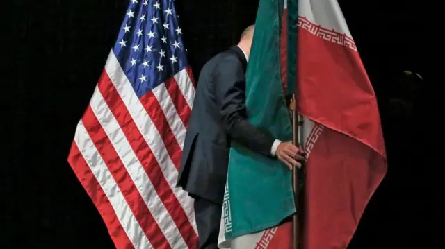 امریکہ اور ایران کے جھنڈے